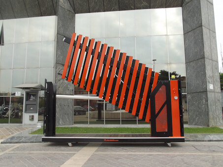 Avantgate Vertikaltor in Orange vor einem Bürogebäude