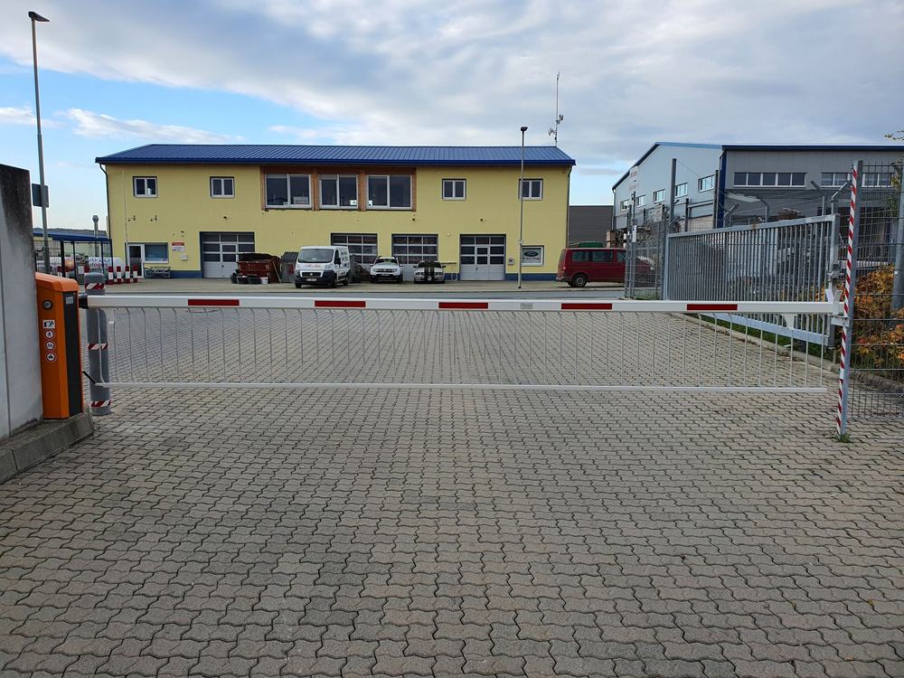 Sperrgitterschranke mit Unterkriechschutz, Logistiklager Florstadt, Magnetic Access Pro-H
