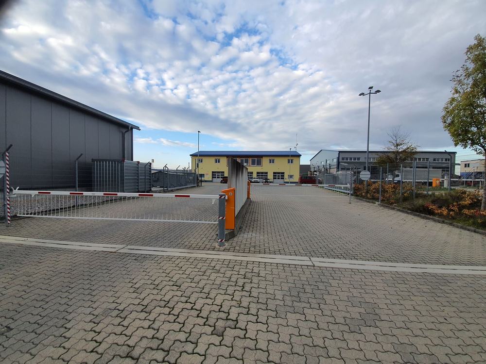 Pro-H Sperrgitterschranke von der Seite, Logistiklager Florstadt, Aluminium mit Edelstahl-Bodenrahmen