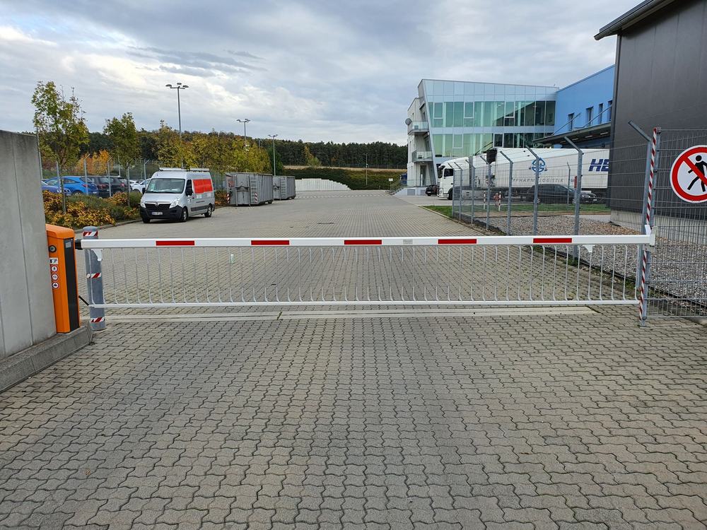 Zufahrt zum Logistiklager, Florstadt, zwei neue Schranken ersetzen die Altanlagen