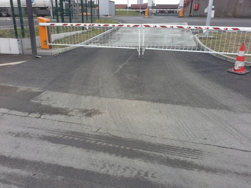Schranke mit Sperrgitter und geradem Schrankenbaum, Oiltanking Hanau